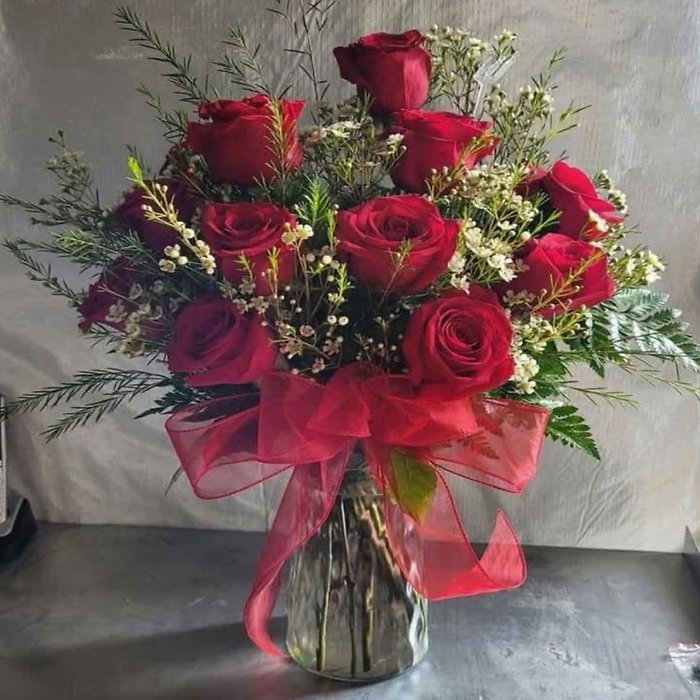Classic 12 Red Roses